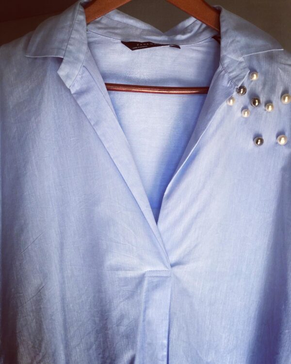 ZARA - Camisa Oversized c/perlas en mangas y al frente - Imagen 4