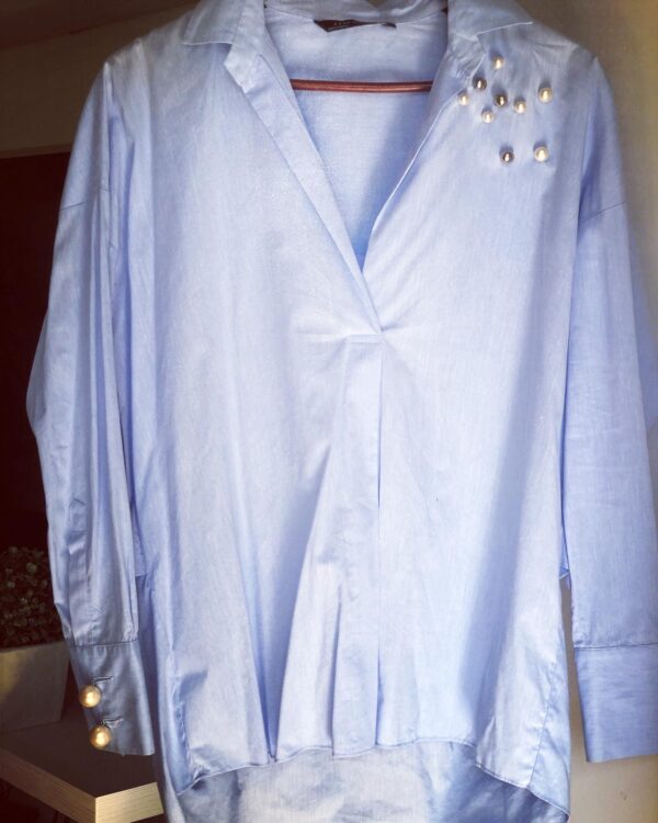 ZARA - Camisa Oversized c/perlas en mangas y al frente - Imagen 3