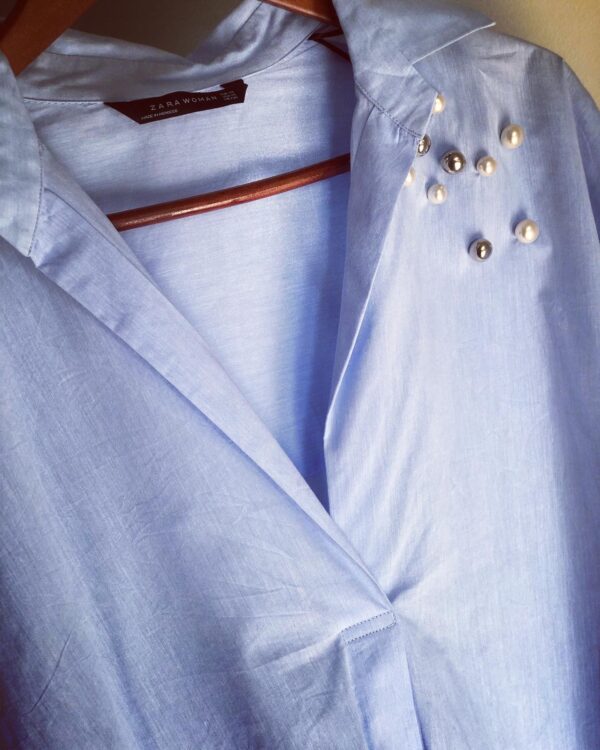 ZARA - Camisa Oversized c/perlas en mangas y al frente - Imagen 2